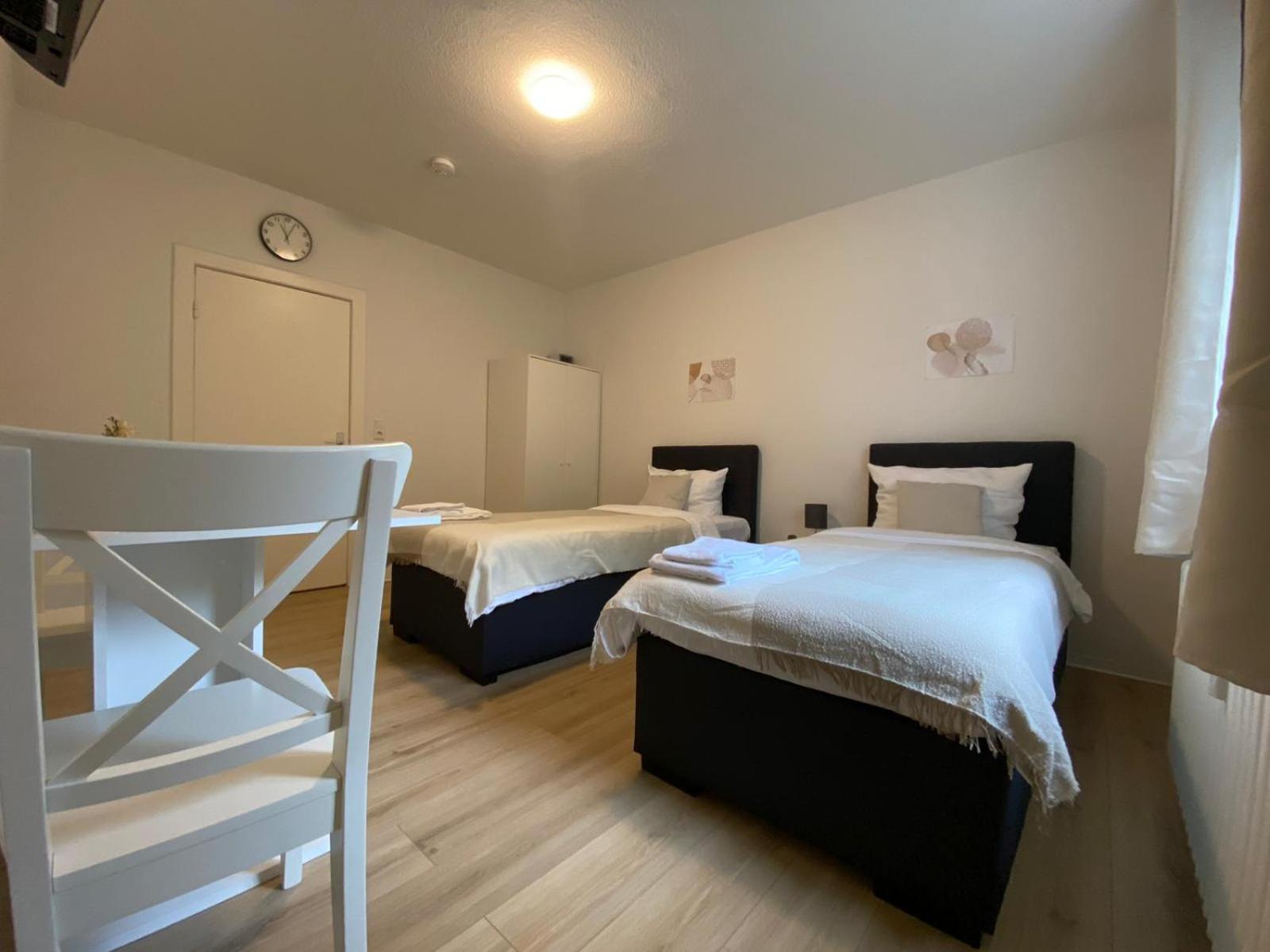 Zentrale 3-Zimmer Wohnung Mit Balkon - Perfekt Fuer Monteure Und Familien Neumuenster Exterior photo