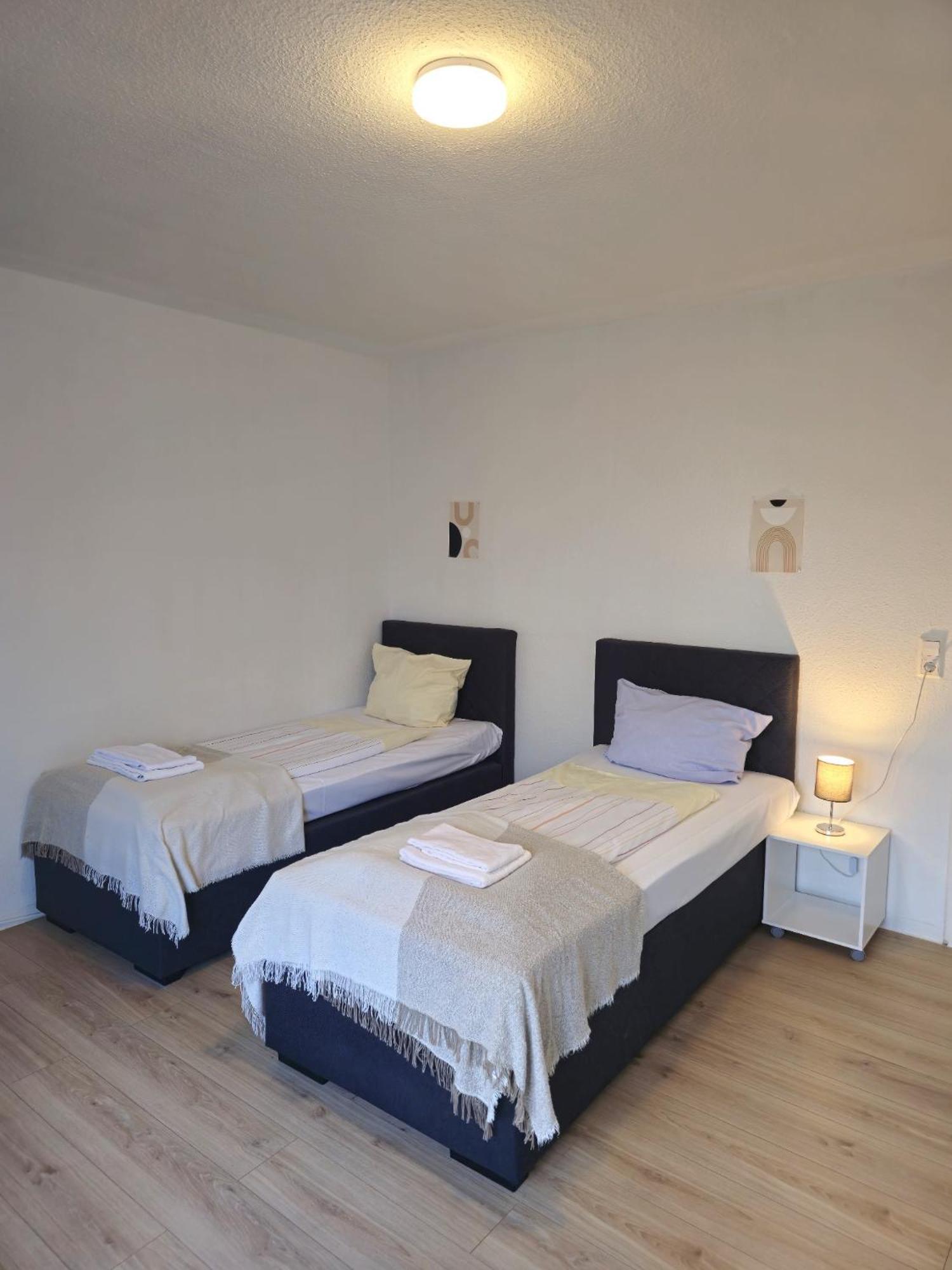 Zentrale 3-Zimmer Wohnung Mit Balkon - Perfekt Fuer Monteure Und Familien Neumuenster Exterior photo